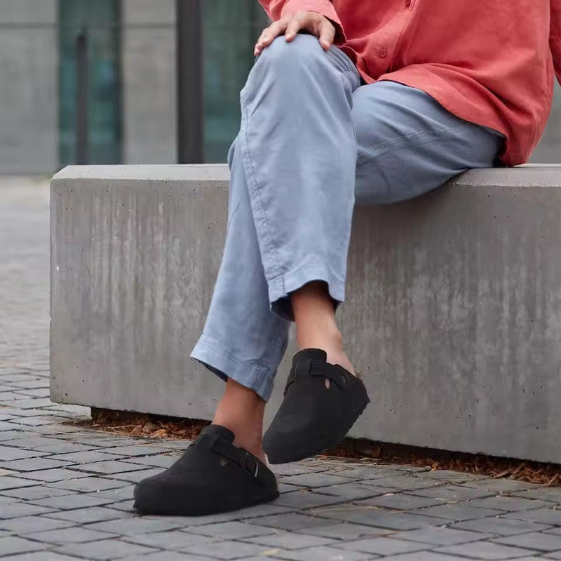 Zamszowe klapki z klamrą – model na wsuwanie, styl codzienny