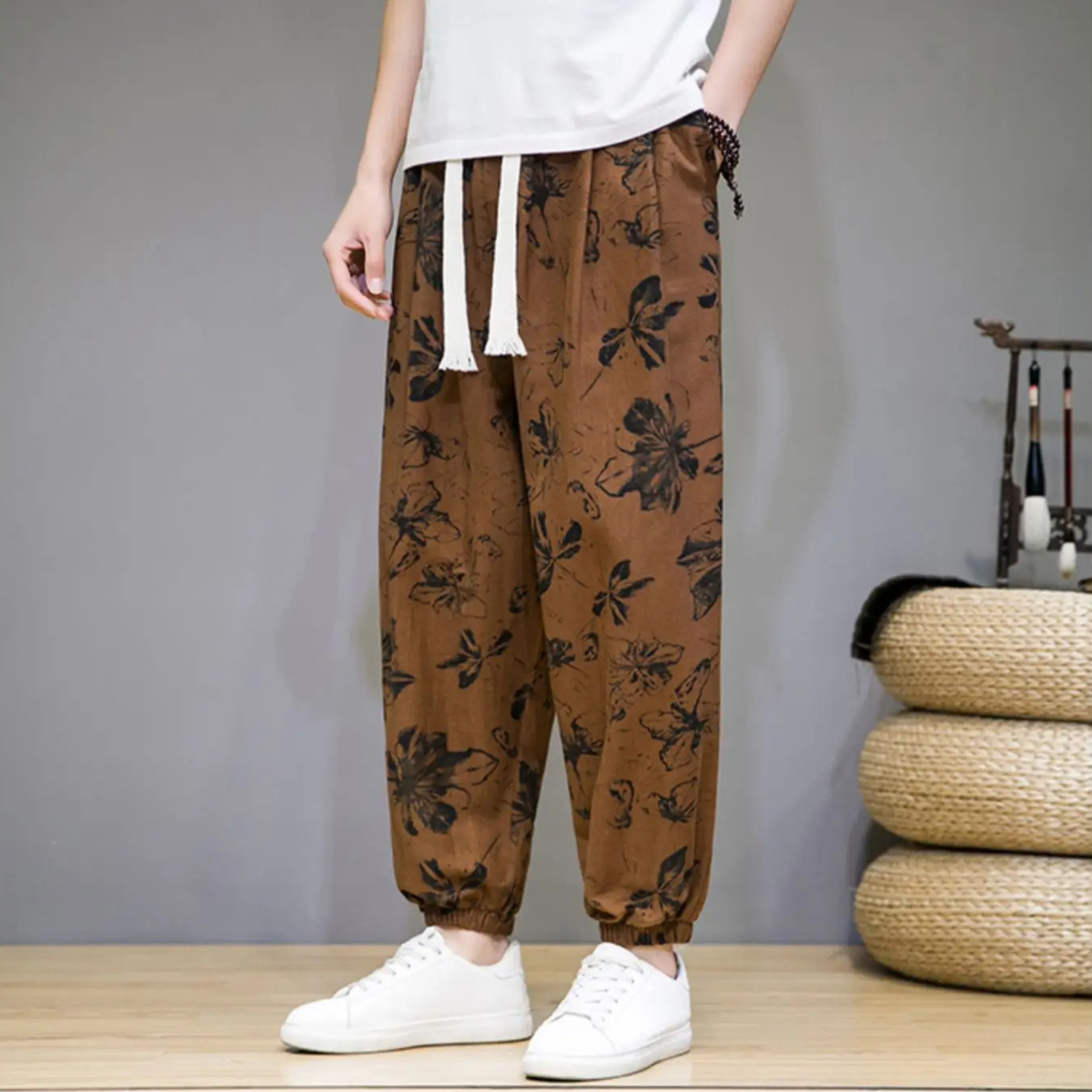 Brązowe bawełniane spodnie dresowe z kwiatowym wzorem dla mężczyzn