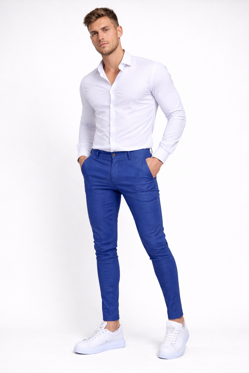 Białe spodnie chino o dopasowanym kroju z elastycznego materiału